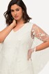 Blouse avec dentelle. Décolleté en V, manches courtes.