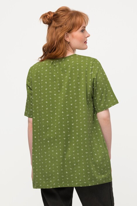 T-shirt inspiré des tenues traditionnelles tyroliennes. Pli fantaisie. Col V et manches courtes.