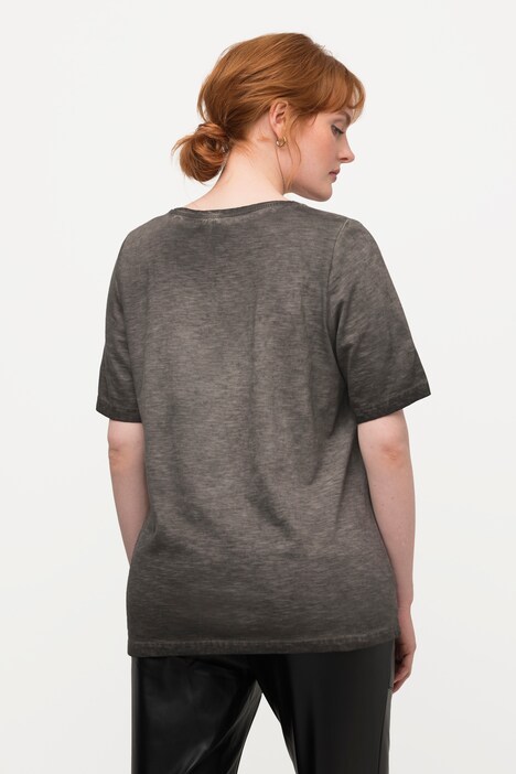 T-shirt in tradizionale stile Tracht con scarponi, scollo a V e mezze maniche