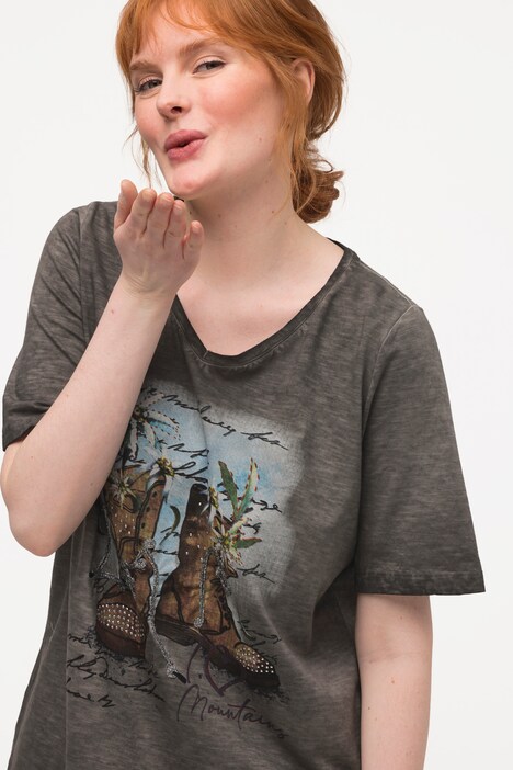 T-shirt in tradizionale stile Tracht con scarponi, scollo a V e mezze maniche
