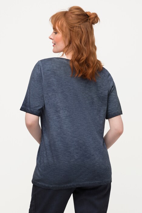 T-shirt inspiré des tenues traditionnelles tyroliennes. Col V et manches courtes. Motif chaussures de randonnée.