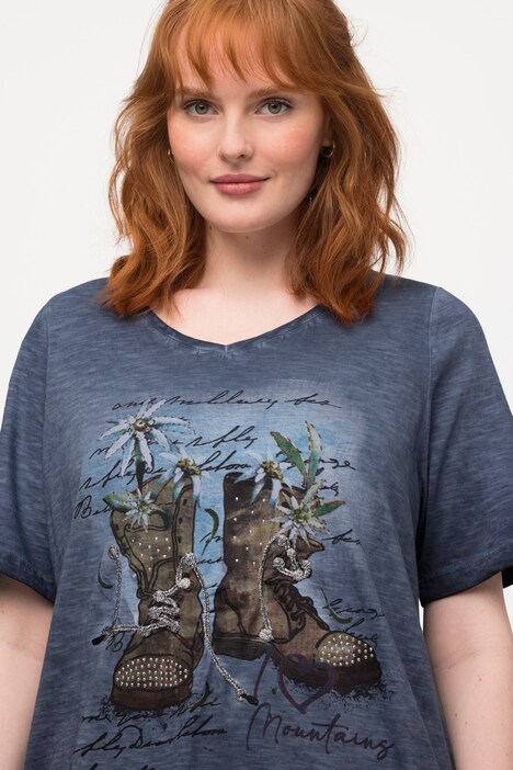 T-shirt inspiré des tenues traditionnelles tyroliennes. Col V et manches courtes. Motif chaussures de randonnée.