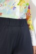 Jupe-culotte en maille fluide. Longueur mollet, jambe large. Taille élastique
