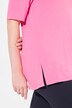 T-shirt à col V et manches courtes. Doublé sur le devant