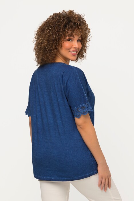 T-shirt oversized à col tunisien et manches courtes. Dentelle.