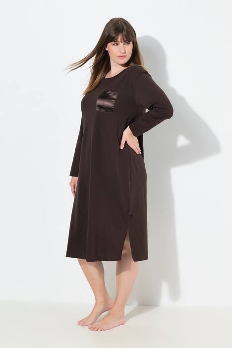 Chemise de nuit à col rond et manches longues, poche poitrine en satin