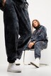 Pantaloni unisex di felpa con taglio della gamba ampio, stampa in stile batik e cintura elastica