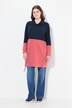 T-shirt long en coton bio. Col montant, manches longues et cordon de serrage.