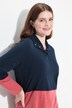 T-shirt long en coton bio. Col montant, manches longues et cordon de serrage.
