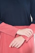 T-shirt long en coton bio. Col montant, manches longues et cordon de serrage.