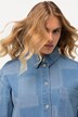 Chemisier en jean esprit patchwork, coupe oversized. Col chemise et manches longues.