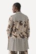 Tunique en tissu fluide slinky, col de chemise et patte de boutonnage invisible, manches 3/4