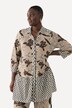 Tunique en tissu fluide slinky, col de chemise et patte de boutonnage invisible, manches 3/4
