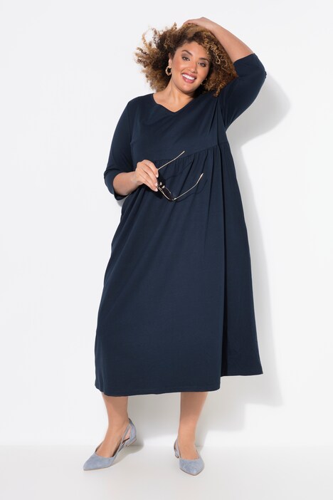 Robe en jersey, couture empire. Décolleté en V et manches 3/4. Poches