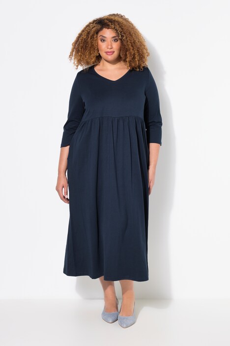 Robe en jersey, couture empire. Décolleté en V et manches 3/4. Poches