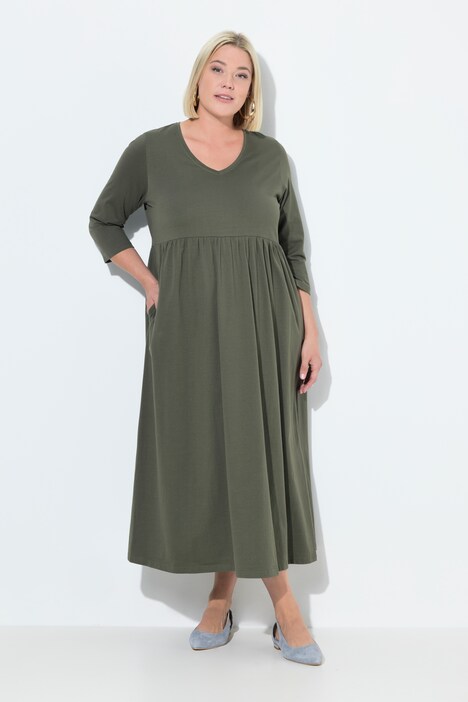 Robe en jersey, couture empire. Décolleté en V et manches 3/4. Poches