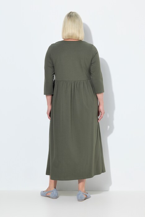 Robe en jersey, couture empire. Décolleté en V et manches 3/4. Poches