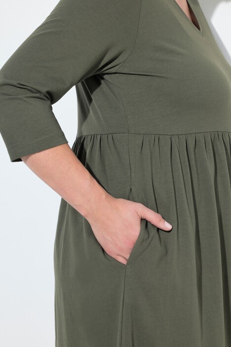 Robe en jersey, couture empire. Décolleté en V et manches 3/4. Poches