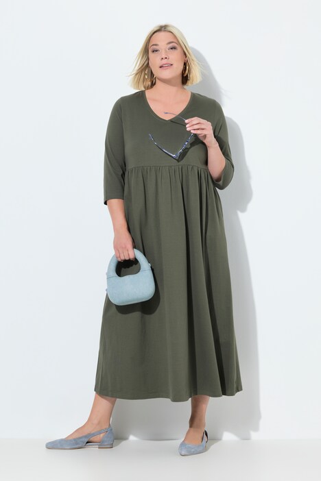 Robe en jersey, couture empire. Décolleté en V et manches 3/4. Poches