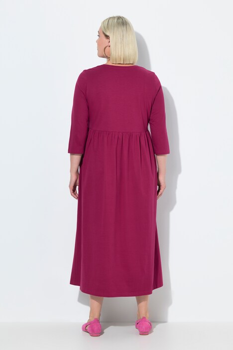 Robe en jersey, couture empire. Décolleté en V et manches 3/4. Poches