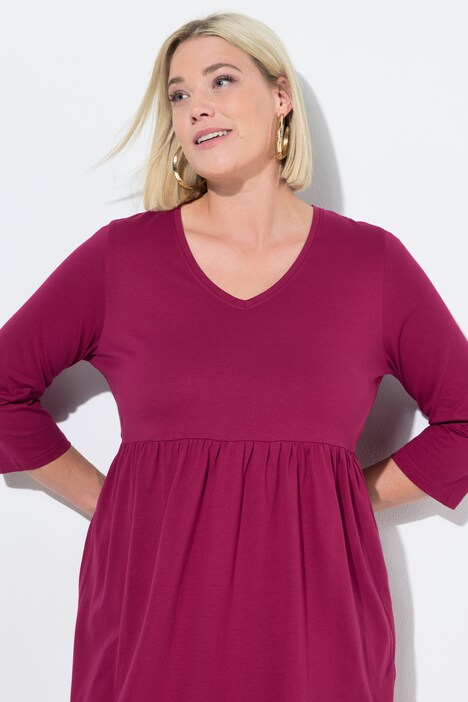 Robe en jersey, couture empire. Décolleté en V et manches 3/4. Poches