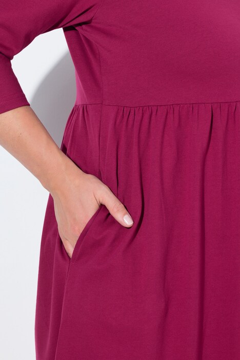 Robe en jersey, couture empire. Décolleté en V et manches 3/4. Poches