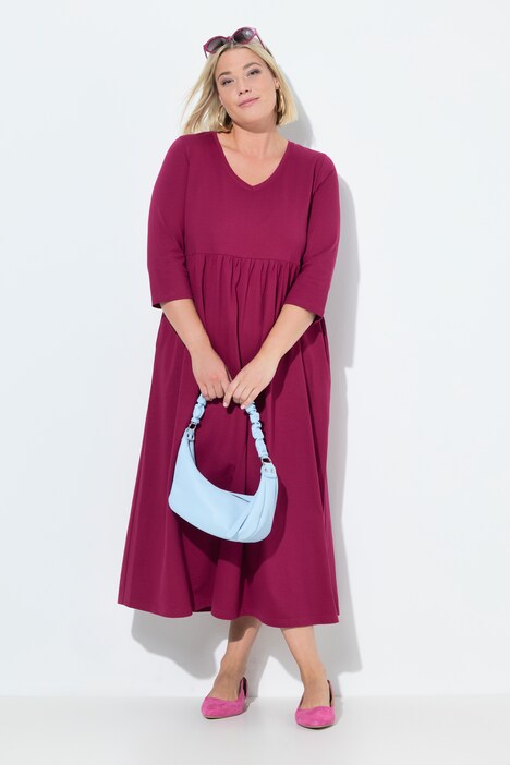 Robe en jersey, couture empire. Décolleté en V et manches 3/4. Poches