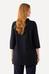 T-shirt long, col montant et manches 3/4. Silhouette en A.