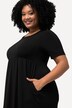 Robe en jersey à décolleté rond et manches courtes, avec couture empire et poches