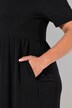 Robe en jersey à décolleté rond et manches courtes, avec couture empire et poches