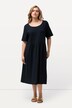 Robe midi en jersey. Décolleté rond et manches courtes. Coupe évasée.