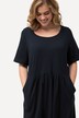 Robe midi en jersey. Décolleté rond et manches courtes. Coupe évasée.