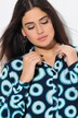 Blusa larga, círculos, cuello camisero, manga larga, crespón