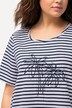 T-shirt à col rond et manches courtes. Broderie palmiers et rayures.