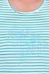 T-shirt à col rond et manches courtes. Broderie palmiers et rayures.