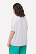 T-shirt décolleté bateau et manches courtes. Satin sur le devant.