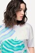 T-shirt décolleté bateau et manches courtes. Satin sur le devant.