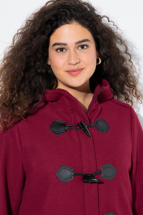 Duffle-coat, coupe évasée. Col montant et capuche. Boutons Brandebourg.