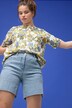 Jeansshorts, vide ben, høyt liv, pyntesteiner, destroy-effekter, 5-lommers, elastisk linning