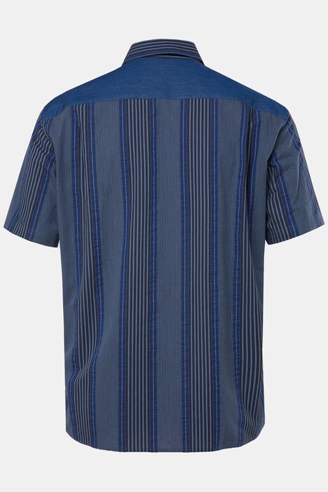 Chemise Men+ coupe ventre confort à manches courtes et col kent. Tissu seersucker à rayures, avec coupe Comfort Fit. Jusqu'au 8 XL