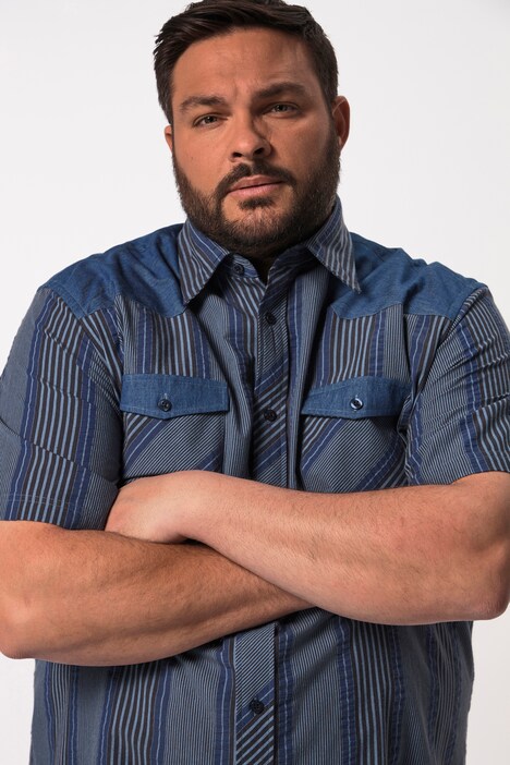 Chemise Men+ coupe ventre confort à manches courtes et col kent. Tissu seersucker à rayures, avec coupe Comfort Fit. Jusqu'au 8 XL