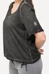 T-shirt à manches courtes, avec étoile métallique. Décolleté en forme de cœur et ruban à froncer.