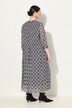 Robe maxi en mesh, doublée. Décolleté rond et manches 3/4.