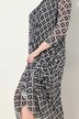 Robe maxi en mesh, doublée. Décolleté rond et manches 3/4.