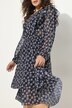 Robe doublée avec ruchés. Décolleté en V et manches longues.