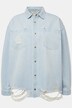 Chemisier en jean oversized au look destroy. Col chemise et manches longues