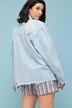 Chemisier en jean oversized au look destroy. Col chemise et manches longues