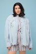 Chemisier en jean oversized au look destroy. Col chemise et manches longues