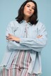 Chemisier en jean oversized au look destroy. Col chemise et manches longues