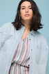 Chemisier en jean oversized au look destroy. Col chemise et manches longues